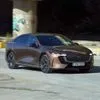 Δοκιμάζουμε το ιδιαίτερα εντυπωσιακό Mazda 6e με το οποίο τα sedan αντεπιτίθενται