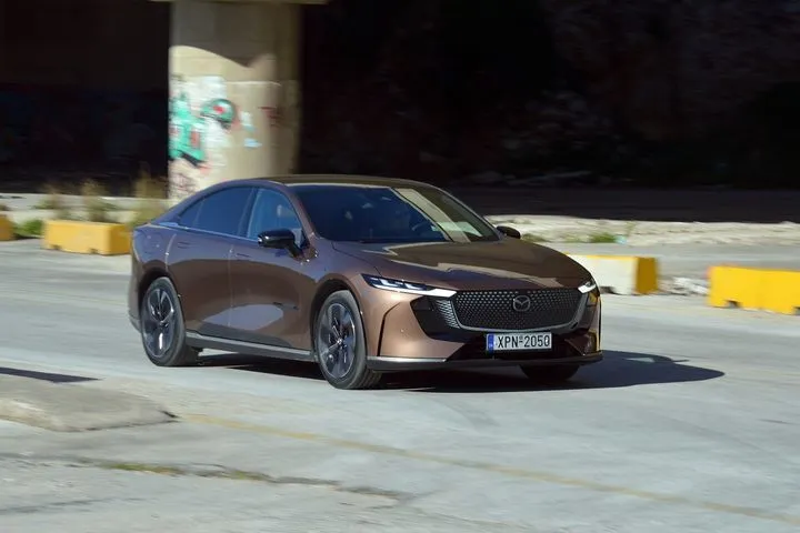 Δοκιμάζουμε το ιδιαίτερα εντυπωσιακό Mazda 6e με το οποίο τα sedan αντεπιτίθενται