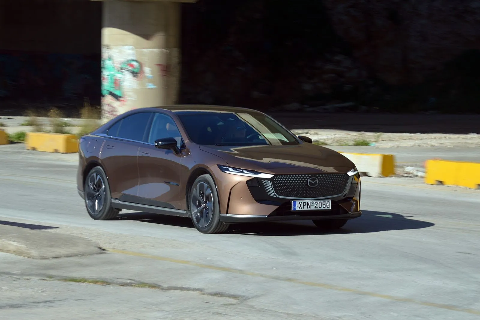 Δοκιμάζουμε το ιδιαίτερα εντυπωσιακό Mazda 6e με το οποίο τα sedan αντεπιτίθενται