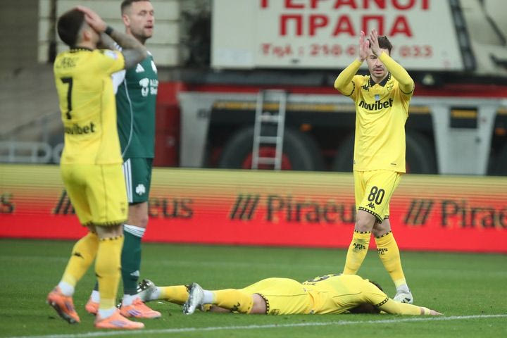 Η ασύλληπτη χαμένη ευκαιρία του Μόντσου μπροστά από το τέρμα του Παναθηναϊκού με εξουδετερωμένο τον Λαφόν