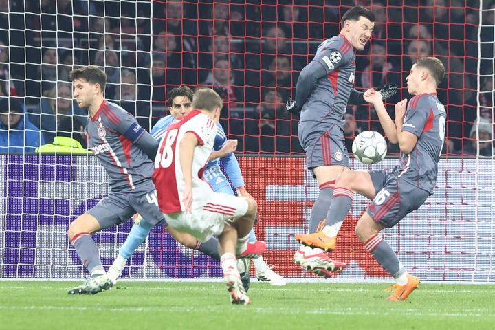 Ο Ντόλμπεργκ έκανε το 1-1 με πέναλτι για χέρι του Μουζακίτη που δόθηκε μέσω VAR