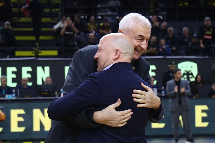 ΑΕΚ: Η αγκαλιά Νίκολιτς – Σάκοτα στο κέντρο του παρκέ και οι ανθοδέσμες στους δύο Σέρβους προπονητές