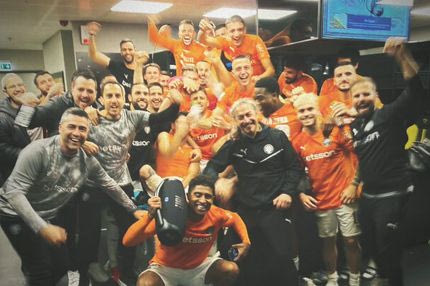 Η πανηγυρική φωτογραφία των παικτών του ΟΦΗ από τα αποδυτήρια: “Μια γροθιά, απέχουμε ένα βήμα πριν τον στόχο”