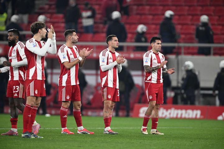 Ολυμπιακός – ΠΑΟΚ: Στήριξη και τραγούδι από τους οργανωμένους στην ομάδα του Ολυμπιακού