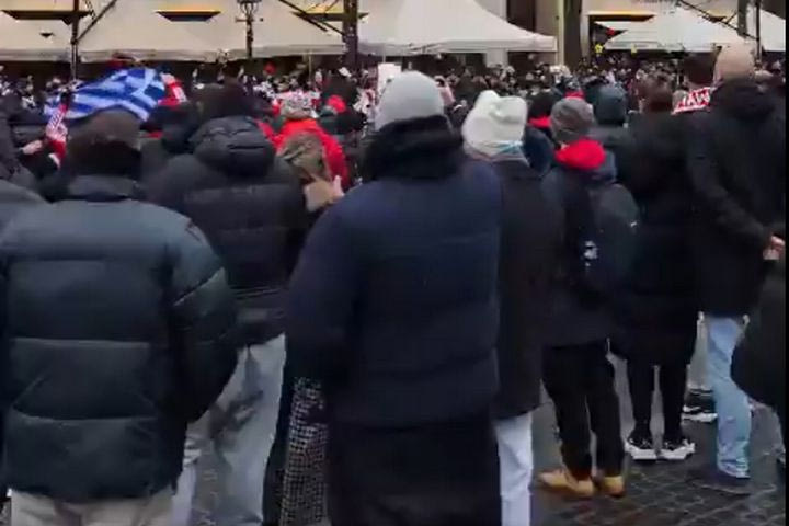 Ολυμπιακός: Τα VIDEOS του SPORT24 με τους φίλους των ερυθρολεύκων να τραγουδούν στην Πλατεία Νταμ, ενόψει του τελικού με τον Άγιαξ