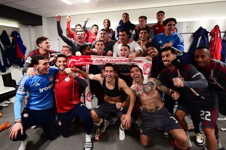 VIDEO από τους έξαλλους πανηγυρισμούς των παικτών του Ολυμπιακού στα αποδυτήρια με τον Κωστούλα παρόντα