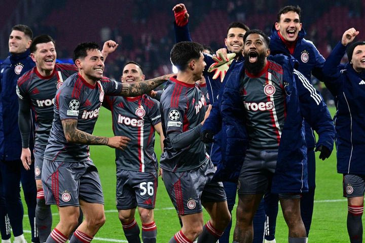 Ολυμπιακός, Champions League: Οι πανηγυρισμοί των παικτών του Μεντιλίμπαρ με τον κόσμο στη Γιόχαν Κρόιφ Αρένα