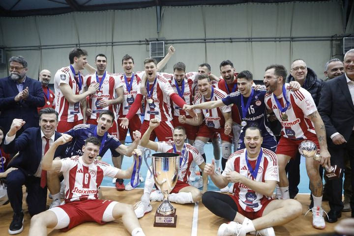 Παναθηναϊκός – Ολυμπιακός: Η στιγμή της απονομής του τροπαίου του Super Cup βόλεϊ ανδρών στους ερυθρολεύκους