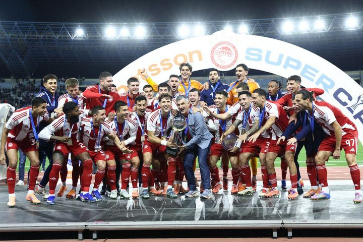 Η στιγμή της απονομής: Ο Ρέτσος φώναξε τον Μεντιλίμπαρ και σήκωσαν μαζί το τρόπαιο του Betsson Super Cup