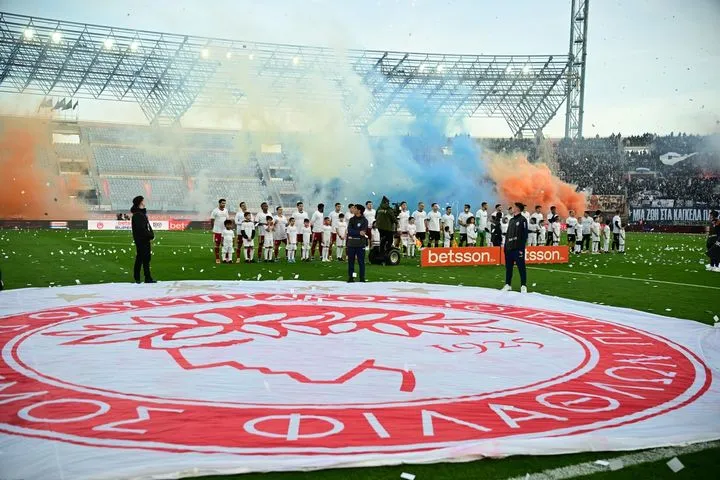 Εντυπωσιακή ατμόσφαιρα από τους οπαδούς του Ολυμπιακού και του ΟΦΗ κατά την είσοδο των δύο ομάδων στο Παγκρήτιο