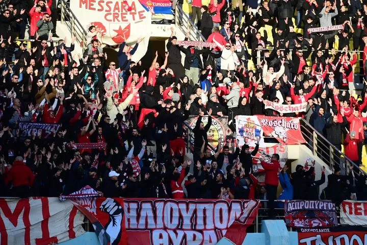 Ολυμπιακός – ΟΦΗ: Οι φίλοι των ερυθρόλευκων έχουν πάρει τη θέση τους στις κερκίδες του Παγκρητίου