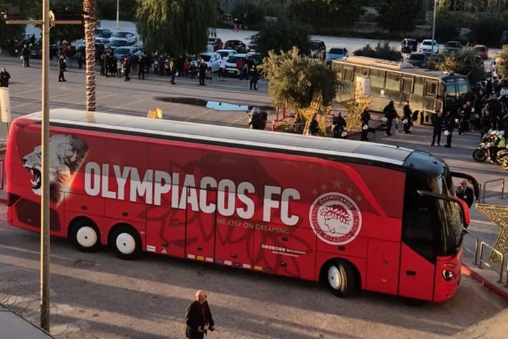 Ολυμπιακός – ΠΑΟΚ: Το VIDEO του SPORT24 με την άφιξη της αποστολής των ερυθρόλευκων στο Καραϊσκάκης