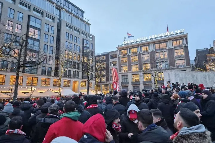 Άγιαξ – Ολυμπιακός: Οι ερυθρόλευκοι έχουν κάνει “κατάληψη” στην Damm Square