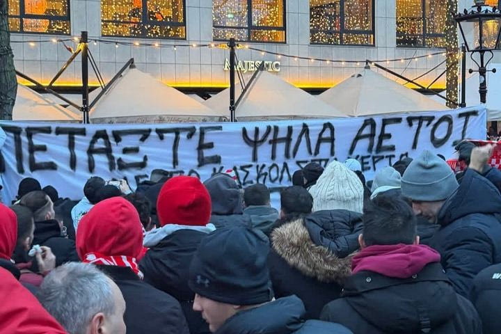 Οπαδοί ΠΑΟΚ, τροχαίο Ρουμανία: Οι φίλοι του Ολυμπιακού ύψωσαν πανό στο Άμστερνταμ για τους αδικοχαμένους οπαδούς του Δικεφάλου