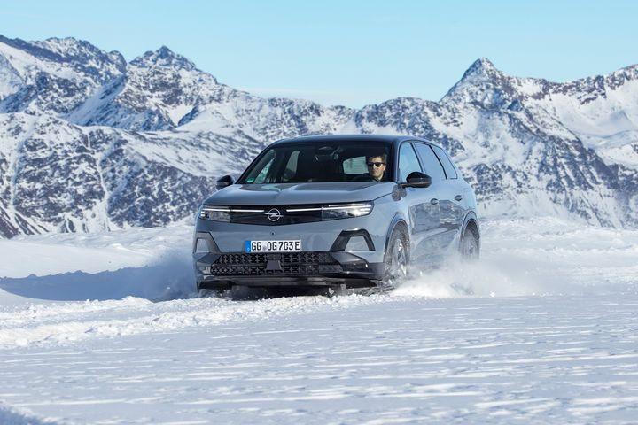 Άνοιξαν οι παραγγελίες για το SUV Opel Grandland Electric με την τετρακίνηση, τους 325 ps και τα 502 χλμ. αυτονομίας