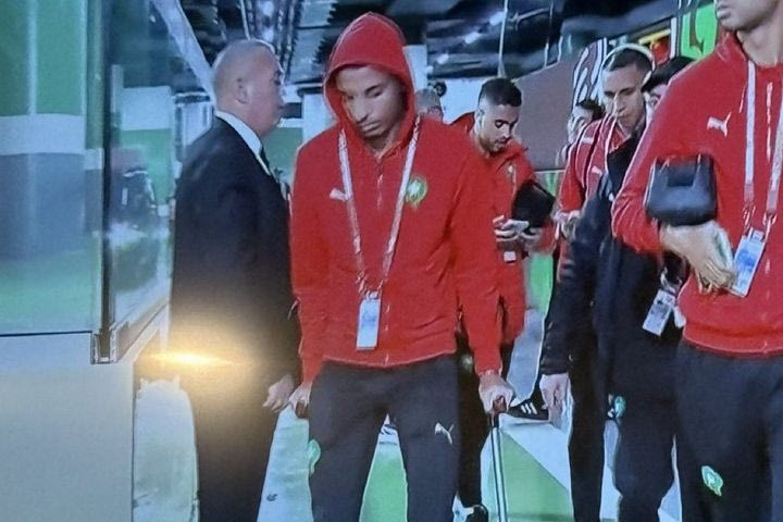 Κόπα Άφρικα: Ανησυχία στο Μαρόκο με Ουναχί, εμφανίστηκε με πατερίτσες και προστατευτική μπότα πριν το ματς με την Τανζανία