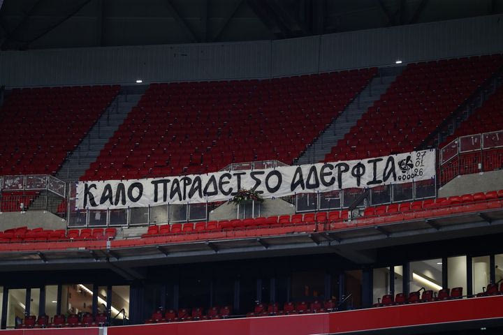 Οπαδοί ΠΑΟΚ, τροχαίο Ρουμανία: Το συγκλονιστικό πανό από την κερκίδα που θα φιλοξενούσε τους φίλους του Δικεφάλου στην Groupama Arena