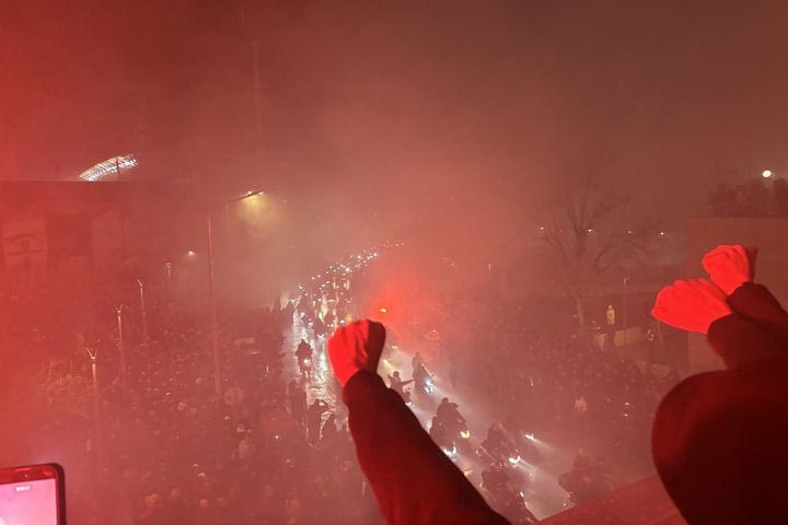 Οπαδοί ΠΑΟΚ, τροχαίο Ρουμανία: Ανατριχιαστικές εικόνες έξω από την Τούμπα, χιλιάδες φίλοι του Δικεφάλου βροντοφώναξαν “αδέρφια ζείτε, εσείς μας οδηγείτε”