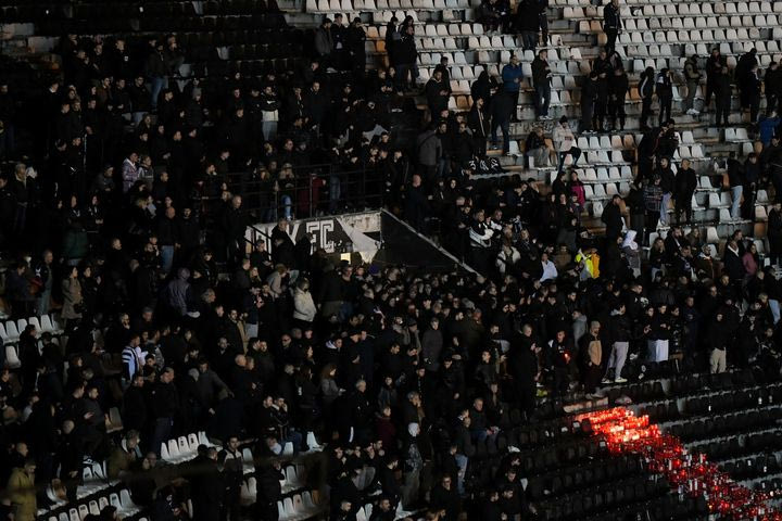 Οπαδοί ΠΑΟΚ, τροχαίο Ρουμανία: Συνθήματα μέσα από τη Θύρα 4 που αντηχούν σε όλη τη γειτονιά της Τούμπας