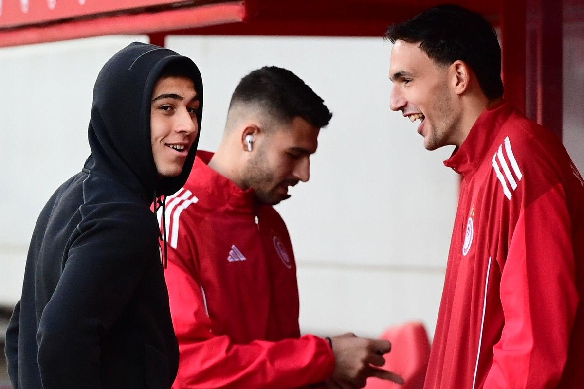 Ολυμπιακός – ΠΑΟΚ: Η αναγνωριστική βόλτα και οι συνομιλίες των παικτών των δύο ομάδων πριν τη σέντρα του ντέρμπι