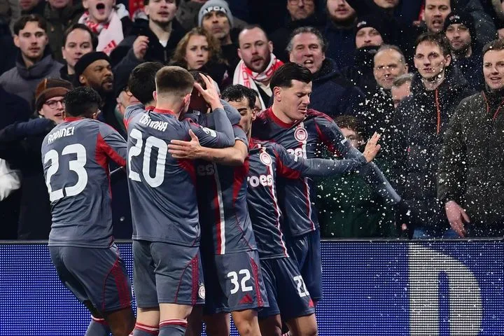 Οι παίκτες του Ολυμπιακού δέχθηκαν αντικείμενα από τους οπαδούς του Αγιαξ όταν πανηγύριζαν το γκολ του Έσε