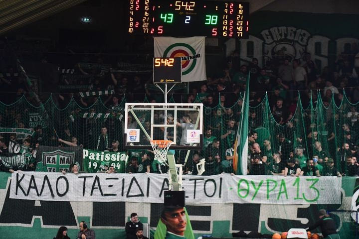 Οπαδοί ΠΑΟΚ, τροχαίο Ρουμανία: Οι φίλοι του Παναθηναϊκού ύψωσαν πανό για τους αδικοχαμένους φίλους του Δικεφάλου