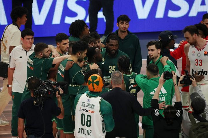 Παναθηναϊκός AKTOR – Ολυμπιακός: Το “ζντο” των δύο ομάδων στο κέντρο του γηπέδου και το χειροκρότημα των φίλων του τριφυλλιού παρά την ήττα