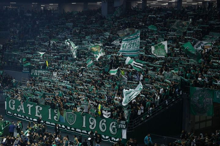 Παναθηναϊκός AKTOR – Ολυμπιακός: Λιποθυμικό επεισόδιο οπαδού στις κερκίδες του T-Center Athens, έσπευσαν οι γιατροί των δύο ομάδων