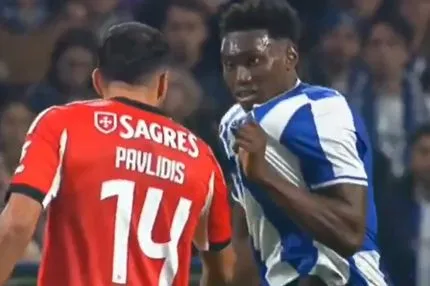 Ένταση μεταξύ Παυλίδη και Σάμου: Ο φορ της Μπενφίκα πήγε να του δώσει το χέρι και ο Ισπανός του έδειξε το σήμα της Πόρτο