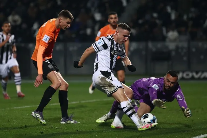 Ο Πέλκας εκμεταλλεύτηκε την ασταθή απόκρουση του Χριστογεώργου και άνοιξε το σκορ για τον ΠΑΟΚ