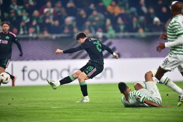 Ο Πελίστρι έχασε φοβερή ευκαιρία να ανοίξει το σκορ για τον Παναθηναϊκό μόλις στο 11′