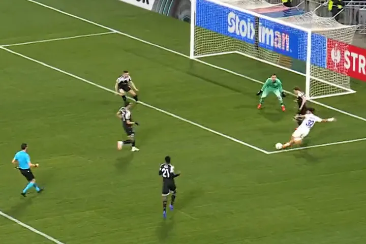 Ο Ροντρίγκες διαμόρφωσε το τελικό 4-2 για τη Λιόν με σουτ τη στιγμή που έχανε την ισορροπία του