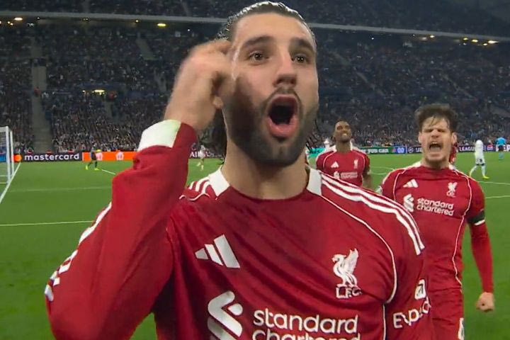 Θέλει μυαλό: Ο Σόμποσλαϊ έστειλε την μπάλα κάτω από το τείχος και άνοιξε το σκορ για τη Λίβερπουλ