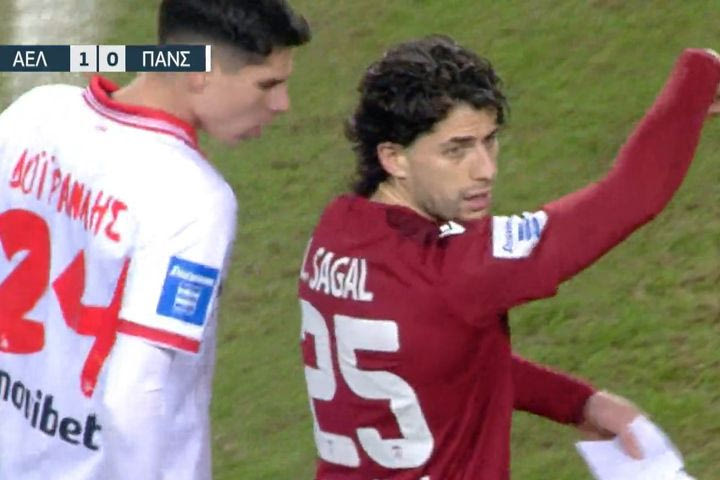 Αστείο σκηνικό στη Λάρισα: Ο Σαγάλ είχε σκονάκι με οδηγίες, ο Δοϊρανλής κρυφοκοίταξε και ο άσος της ΑΕΛ Novibet γύρισε εκνευρισμένος και του το έδειξε