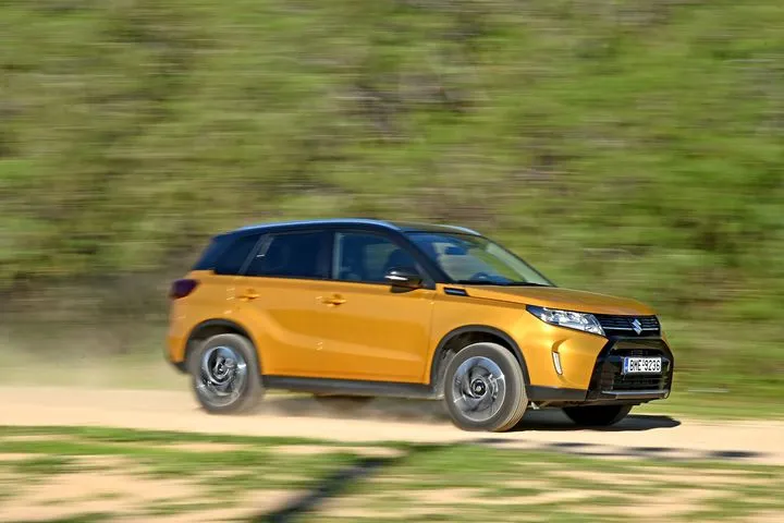 Δοκιμή του νέου ήπια υβριδικού Suzuki Vitara, του αειθαλούς SUV που έγινε ακόμα πιο οικονομικό