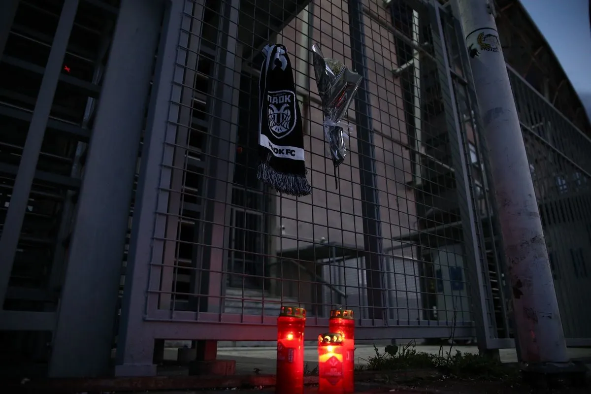 Οπαδοί ΠΑΟΚ, τροχαίο Ρουμανία: Φαναράκια και κασκόλ έξω από το γήπεδο της Τούμπας, στη μνήμη των νεκρών φίλων του Δικεφάλου στην Ρουμανία