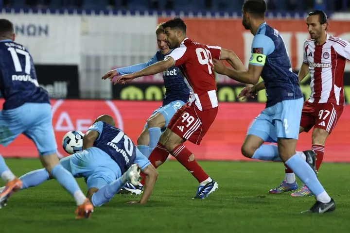 Ο Ταρέμι ξάπλωσε στο έδαφος τον Μανσούρ και έγραψε το 2-0 για τον Ολυμπιακό με άψογο πλασέ