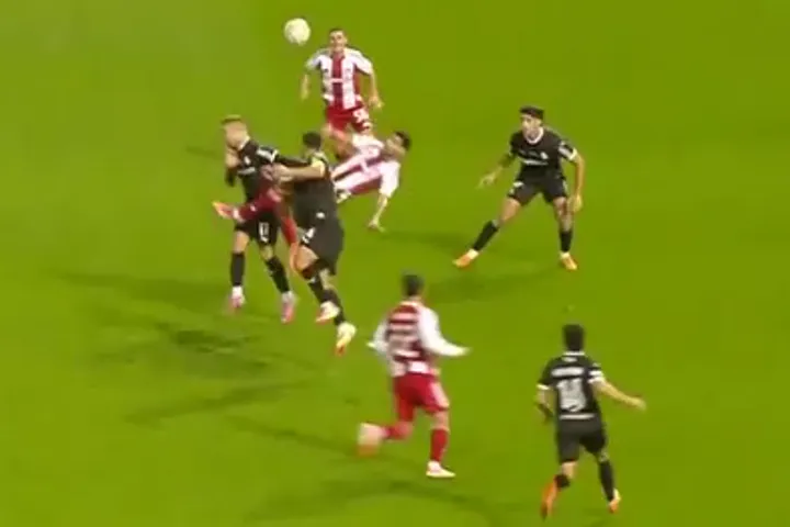 Ο Μουζακίτης βρήκε δίχτυα με υπέροχο σουτ, όμως το γκολ ακυρώθηκε για επιθετικό φάουλ του Ταρέμι – Διαμαρτυρίες του Ολυμπιακού