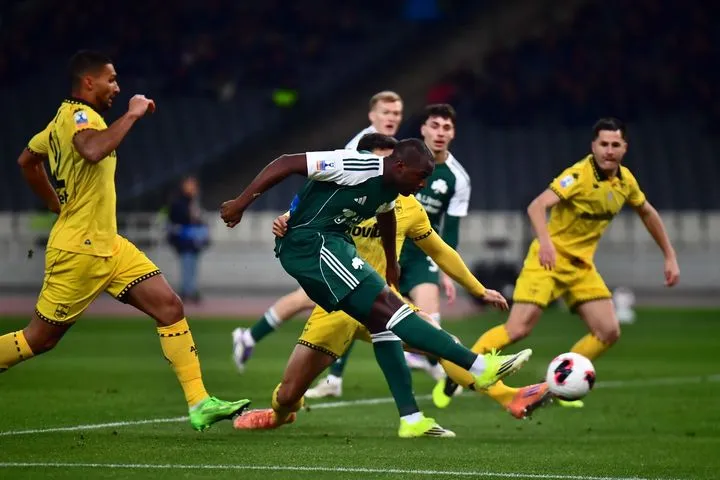 Η ευκαιρία του Τεττέη στο 5′, ο Άλβαρο του έβαλε την κόντρα και παραχώρησε κόρνερ