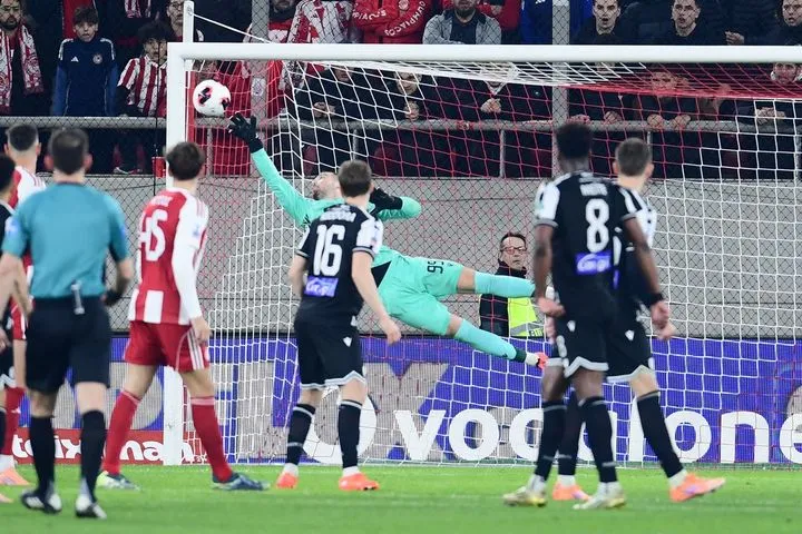 Φοβερή απόκρουση του Τσιφτσή στη βολίδα του Μουζακίτη