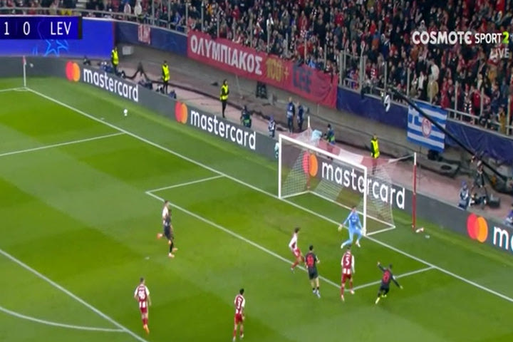 Ξανά στοπ ο Τζολάκης: Νέα απίθανη απόκρουση του Έλληνα τερματοφύλακα με τον ώμο σε δυνατό σουτ του Βάθκεθ