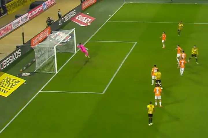 Μεγάλη ευκαιρία της ΑΕΚ για το προβάδισμα: Η κεφαλιά του Γιόβιτς σταμάτησε στο οριζόντιο δοκάρι του Χριστογεώργου