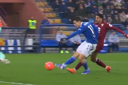 Ο Δουβίκας σκόραρε για το 1-0 της Κόμο με όμορφο πλασέ στην αντεπίθεση