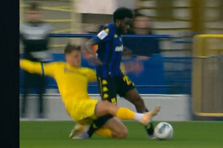 Με 10 παίκτες ο Παναιτωλικός: Ο Χότζα αποβλήθηκε με απευθείας κόκκινη κάρτα για μαρκάρισμα στον Μισεουί ύστερα από παρέμβαση του VAR