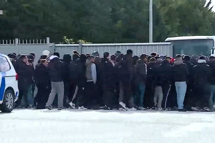 200 οπαδοί της Μπενφίκα βρέθηκαν έξω από το προπονητικό κέντρο της ομάδας και τα είπαν με τον Μουρίνιο