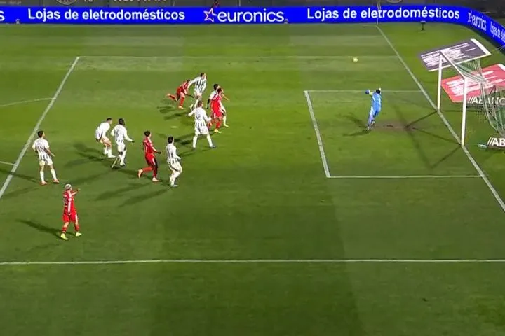 Απίθανο αυτογκόλ του Ντόη: Πλάσαρε τον τερματοφύλακα της Ρίο Άβε στέλνοντας την μπάλα στη γωνία της εστίας του