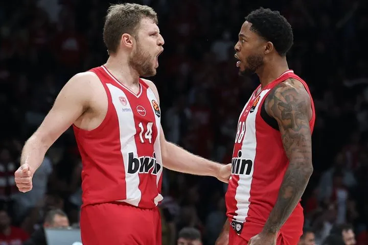 Ολυμπιακός – Μπαρτσελόνα: Ο σταθερός Βεζένκοβ, οι 30 “ερυθρόλευκοι” πόντοι στο transition και ο Τζόουνς, που έδειξε τι θα πει rim runner