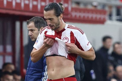 Η απογοήτευση του Γιαζίτζι μετά την αντικατάστασή του στο 32' στο Ολυμπιακός - ΠΑΟΚ