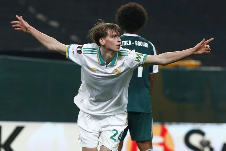 Το γκολ ισοφάρισης της Ρόμα που πάγωσε το ΟΑΚΑ: Ο Ζιολκόφσκι σκόραρε με κεφαλιά στο 80′