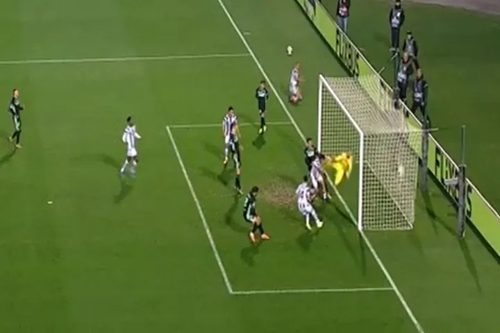 Οι παίκτες του ΠΑΟΚ έκρυψαν την μπάλα, ο Ζίβκοβιτς την κάρφωσε στα δίχτυα για το 1-0